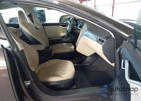 2013 Tesla Model S z USA, uszkodzony, nr VIN 5YJSA1DN6DFP06074